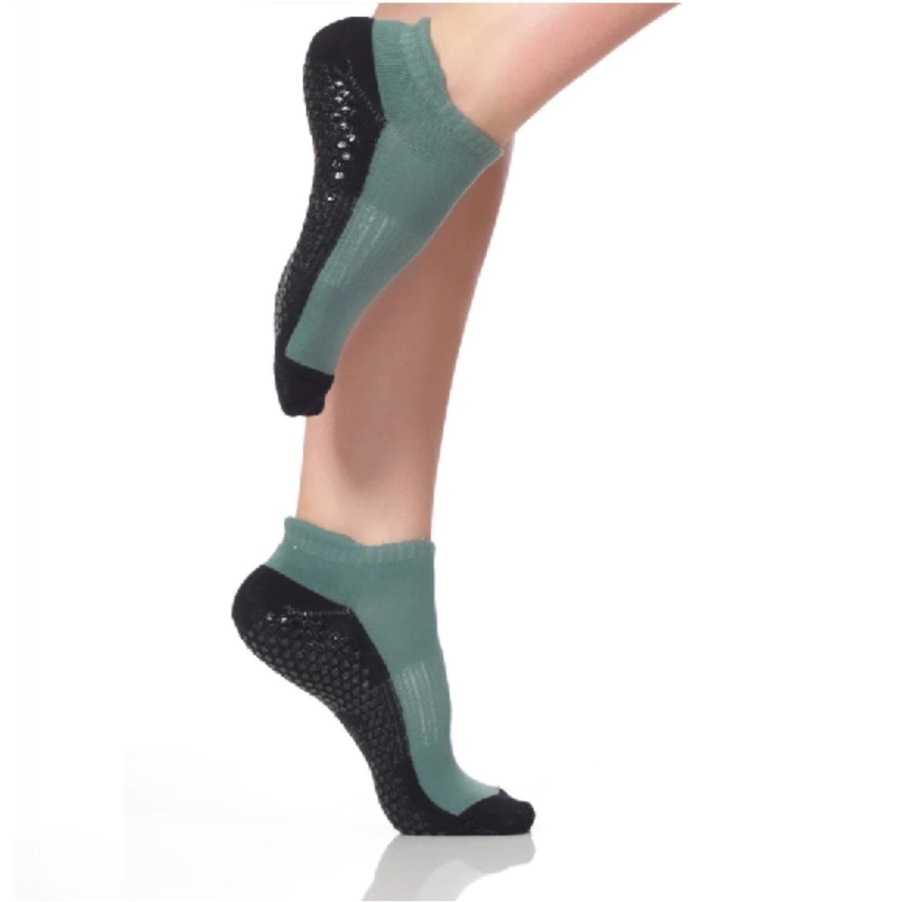 Lucky Honey
The Sneaker Grip Sock - Picture 2 of 6
